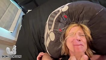 يقذف على وجهها ثم يمارس الجنس مع هذه الشقراء الناضجة في فرجها.