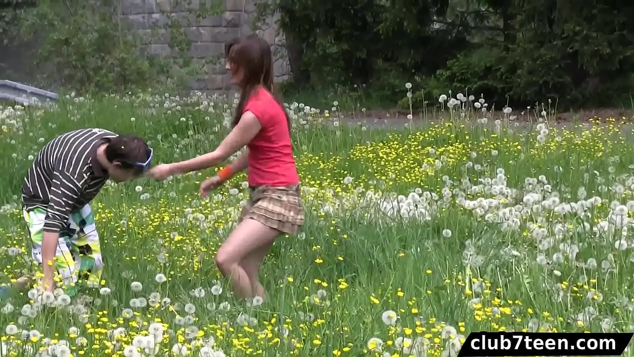ممارسة الجنس في الطبيعة مع امرأة ذات فرج محلوق