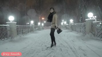 أفلام xxx مع هواة من رومانيا امرأة سمراء مغطاة بالثلوج في البرد